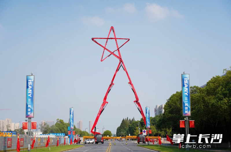 三一集团泵车展示特技动作。