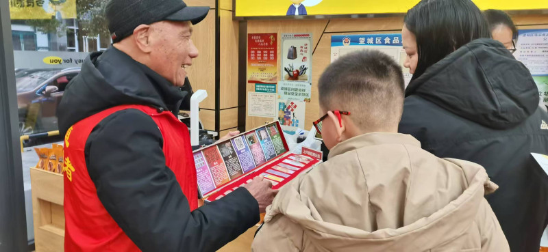 万耀辉（中）在宣传禁毒。