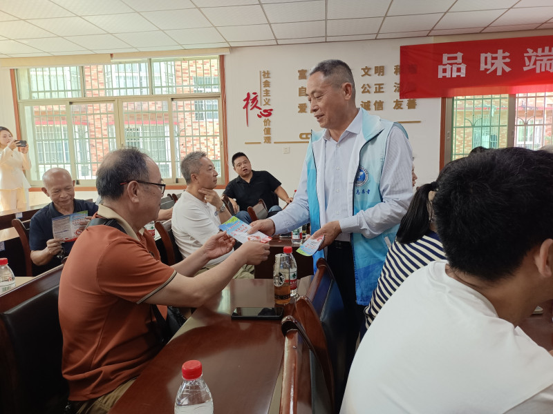 邓泽湘在开展禁毒宣传活动。图片均由长沙晚报通讯员 周琴 提供 邓泽湘在开展禁毒宣传活动。图片均由长沙晚报通讯员 周琴 提供