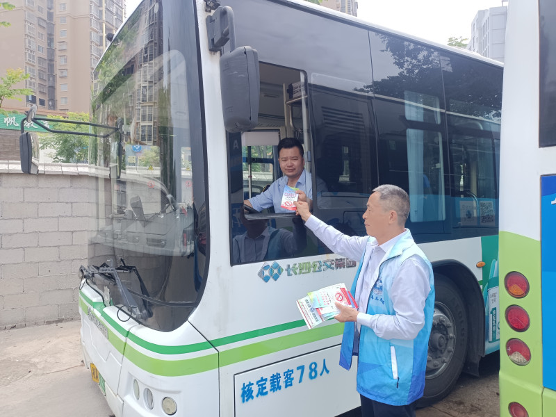 发放禁毒宣传册。 发放禁毒宣传册。