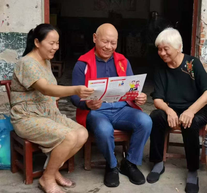 万耀辉（中）在宣传禁毒。图片均由受访者提供