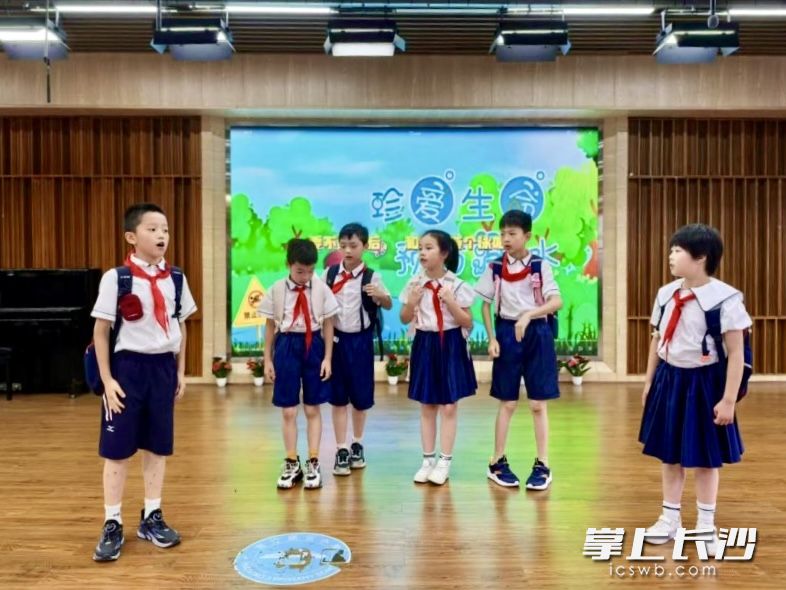 三年级2班扬帆起航中队自排自演《生命的守护》情景剧。