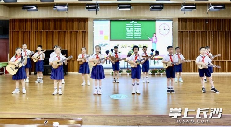 同学们弹唱改编版防溺水《童年》。