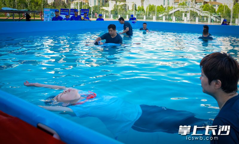 在教官指导下,孩子们成功完成水中“静漂”与自救。均为通讯员供图 在教官指导下,孩子们成功完成水中“静漂”与自救。均为通讯员供图