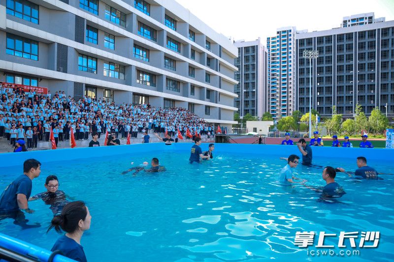 活动现场创新性地搭建了一个10米宽的大水池,将“危险水域”直接搬进校园。 活动现场创新性地搭建了一个10米宽的大水池,将“危险水域”直接搬进校园。