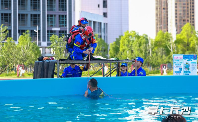 救援队队员们现场演示了用拖把杆、绳子、书包制作简易救生杆和抛绳包等实用技能。 救援队队员们现场演示了用拖把杆、绳子、书包制作简易救生杆和抛绳包等实用技能。