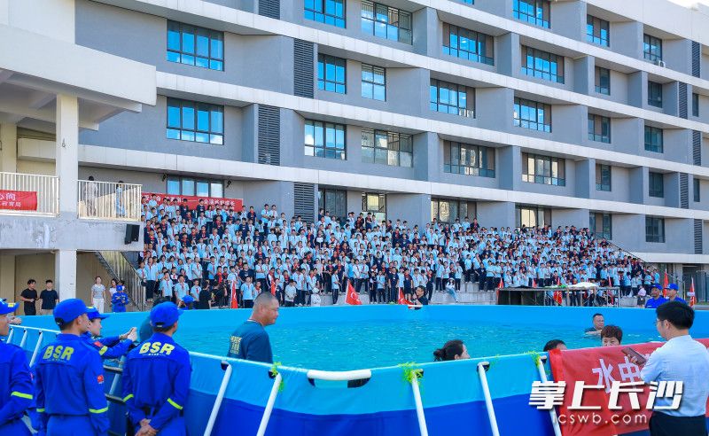 10米长、10米宽、深达1.8米的巨型水池“空降”校园,为全校1900余名师生带来一堂震撼的“生命必修课”。 10米长、10米宽、深达1.8米的巨型水池“空降”校园,为全校1900余名师生带来一堂震撼的“生命必修课”。