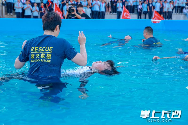 模拟“自己不慎落水”时,学生们成功完成水中“静漂”与自救。 模拟“自己不慎落水”时,学生们成功完成水中“静漂”与自救。