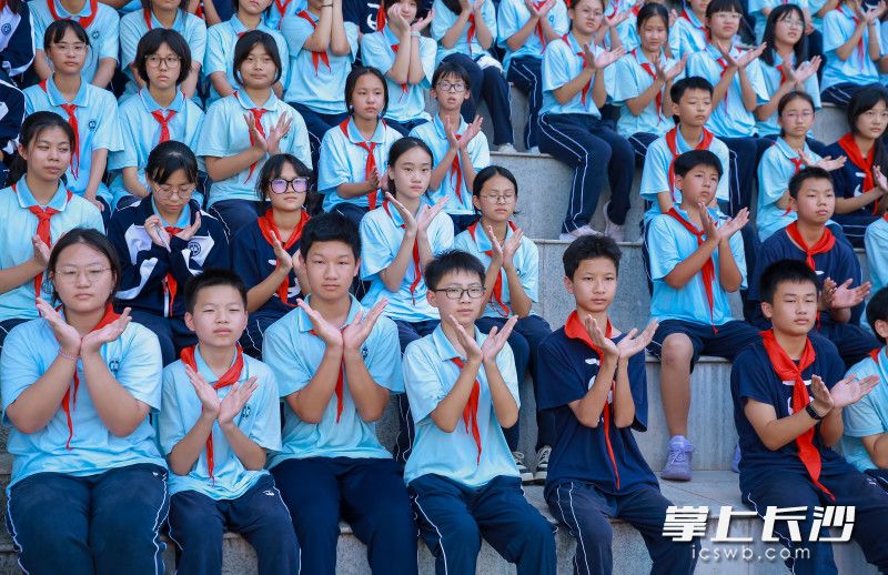 学生们与教官积极互动。 学生们与教官积极互动。