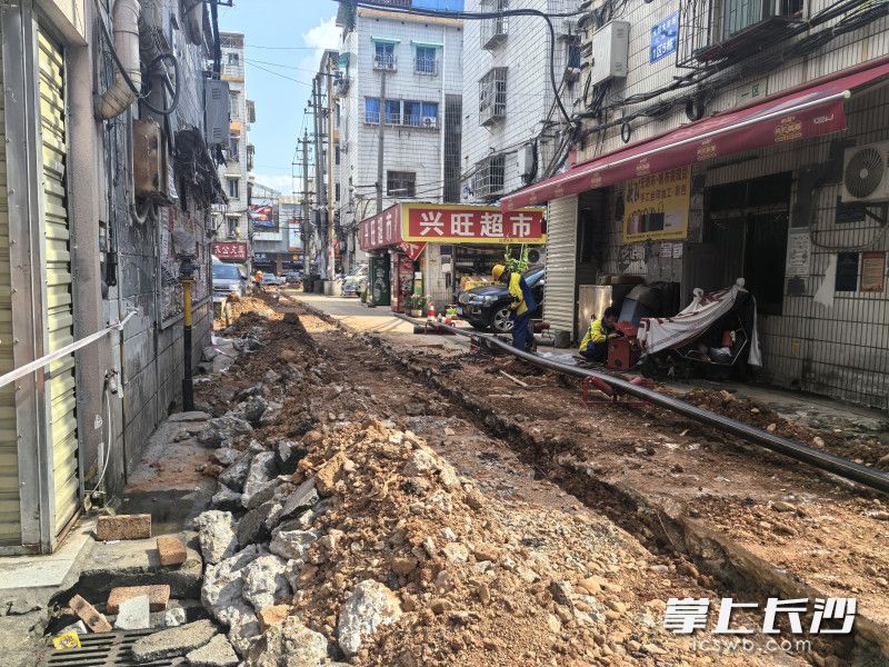 目前，火焰社区燃气改造工程已进入扫尾阶段，预计七月初全面竣工。 全媒体记者 周游 摄