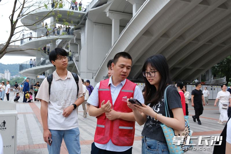 景区志愿者为游客答疑解惑。均为橘子洲头景区供图