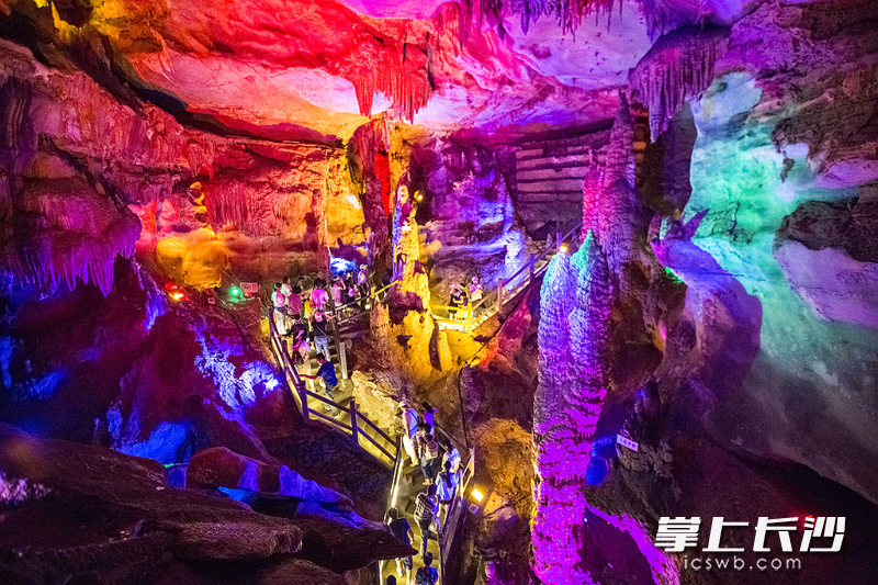 游客在千佛洞探洞消暑。