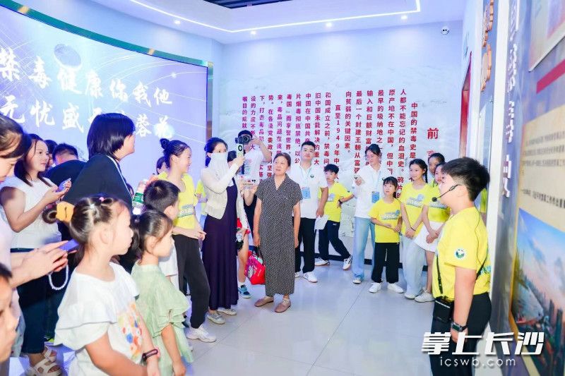 与会嘉宾在小小禁毒志愿者的引导下参观了展览区。