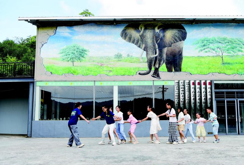 湖南师范大学“三下乡”活动走进小河乡乌石村。