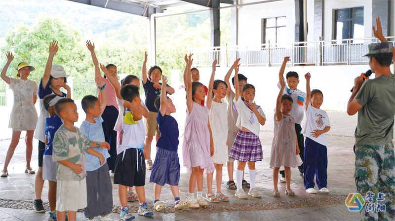 在文家市红旅营，孩子们踊跃举手，在互动中聆听红色故事。