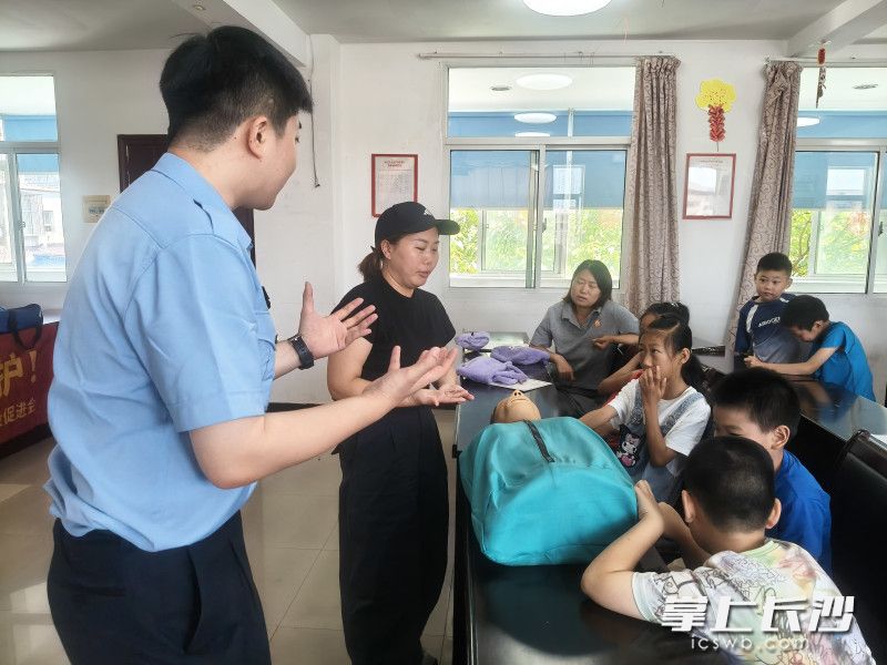 手把手教孩子们救护技能。均为长沙晚报通讯员刘弦供图 手把手教孩子们救护技能。均为长沙晚报通讯员刘弦供图