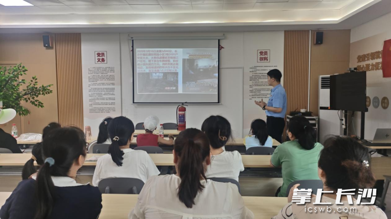 安全防护知识送到家门口。 安全防护知识送到家门口。