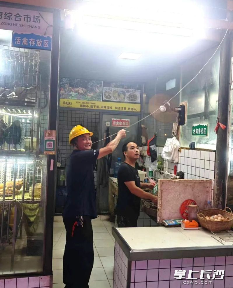 工作人员正在安装监控。 均为长沙晚报通讯员任咏梅供图 工作人员正在安装监控。 均为长沙晚报通讯员任咏梅供图