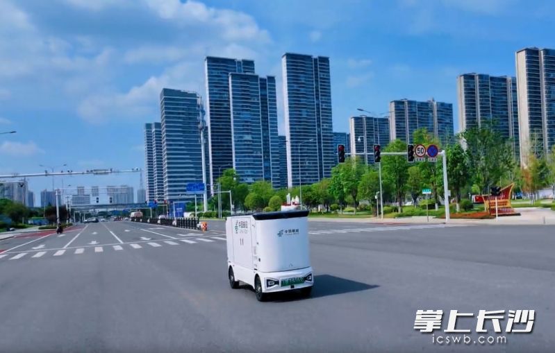 搭载地平线征程6m芯片的行深量产无人车。 通讯员供图 搭载地平线征程6m芯片的行深量产无人车。 通讯员供图