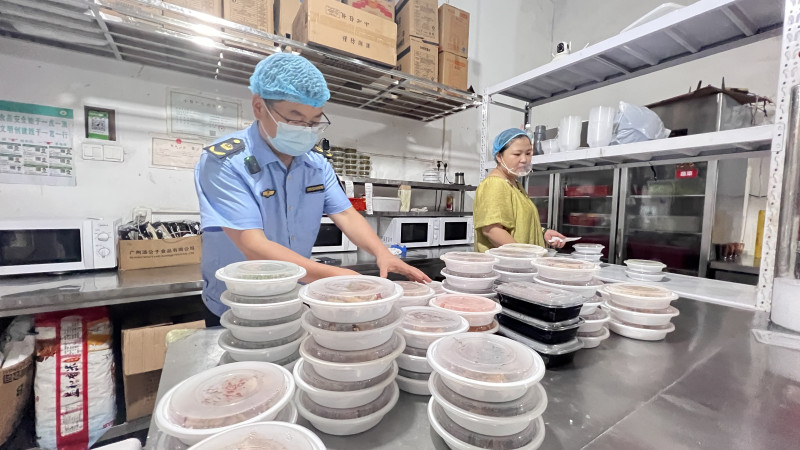 图为市场监管人员开展食品安全监管。资料图片 图为市场监管人员开展食品安全监管。资料图片