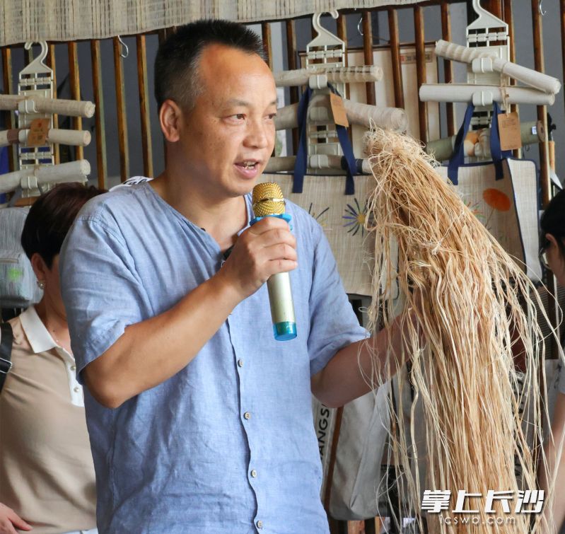 心之夏浏阳夏布文创中心负责人向介绍夏布的研发情况。