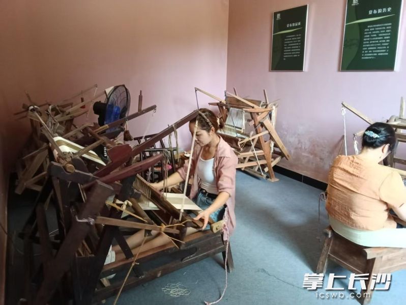 18日，“星城时序 非遗万象”长沙非遗田野行采访传习活动走进浏阳。均为 长沙非遗馆 供图