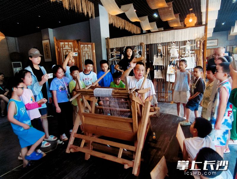 在浏阳夏布文创中心感受现代设计的创新应用与蓬勃生机。