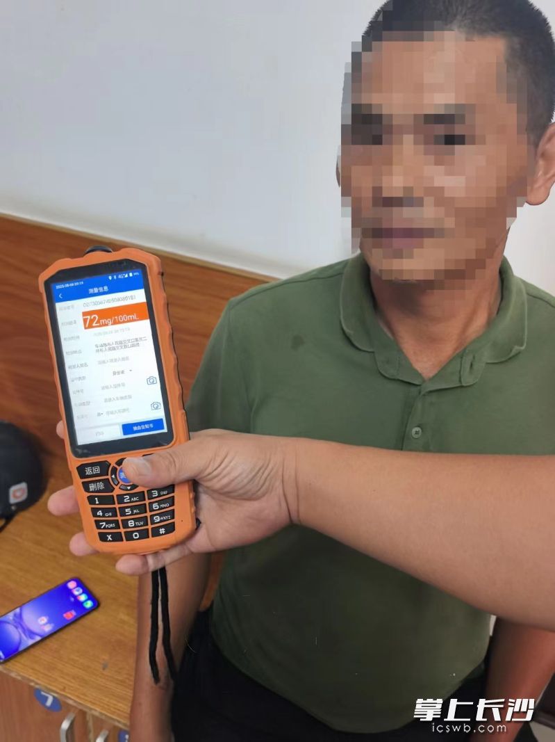 驾驶人酒精含量超标。芙蓉交警供图