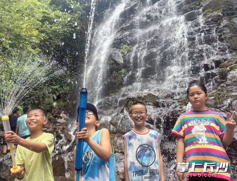 瀑布溪流、绿荫叠翠，成为最生动的自然课堂。