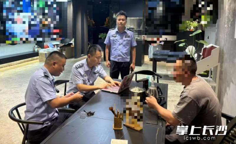 大队组织警力对门店非法改装行为进行调查取证。 雨花大队供图