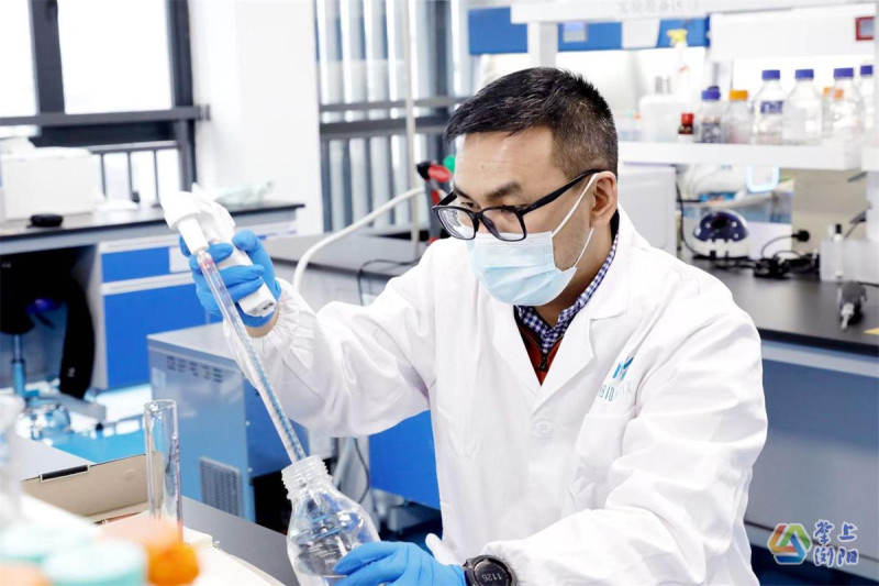 肖锷在实验室。