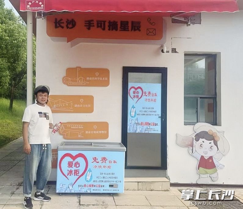 爱心市民捐赠饮用水。