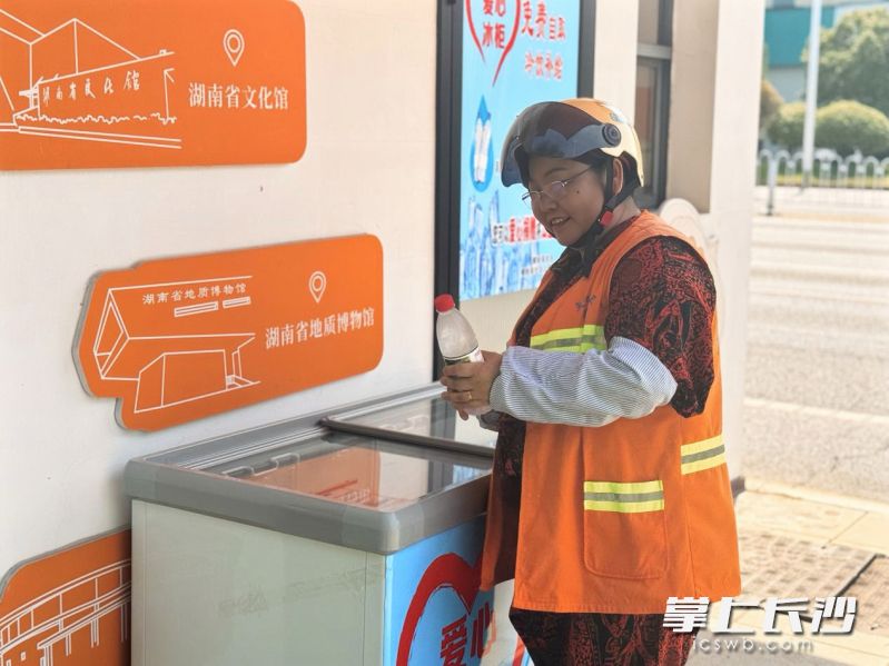 环卫工人在爱心冰柜里取水饮用。均为 通讯员 胡红英 肖雯靓 供图
