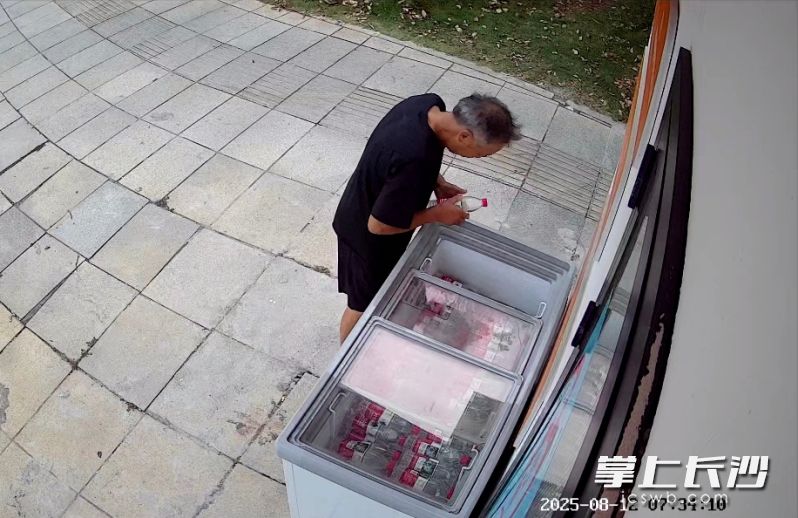 有需要的过路市民取饮用水。