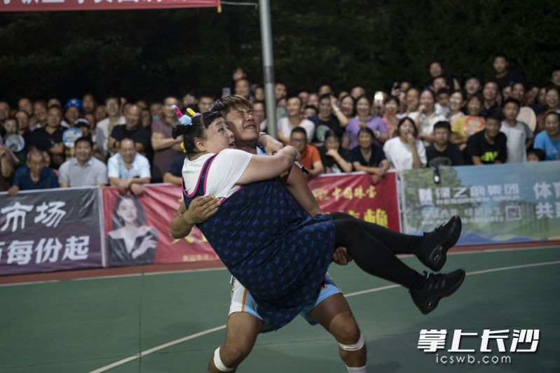 何晶晶与球员爆笑互动。均为主办方 供图