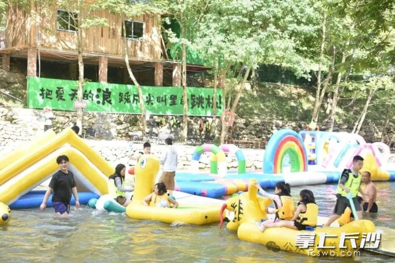 在自由岛享受微风拂面的惬意。