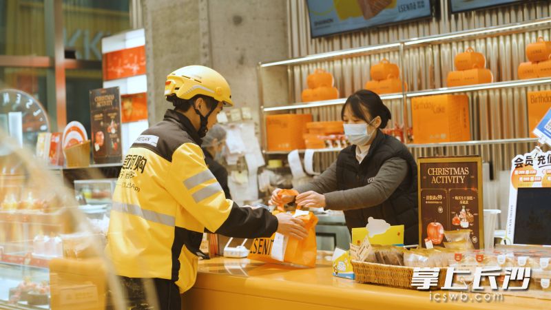 越来越多的餐饮门店使用食安封签。资料图片