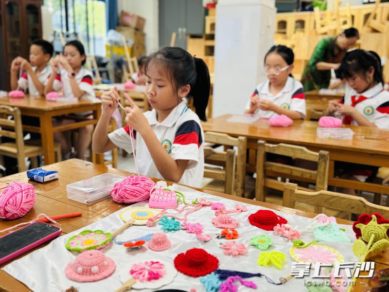 孩子们在传统钩针编织技艺社团课上制作教师节礼物。均为长沙非遗馆供图