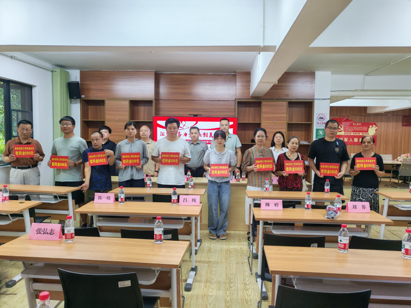 发放慰问金。通讯员 龚洲 供图