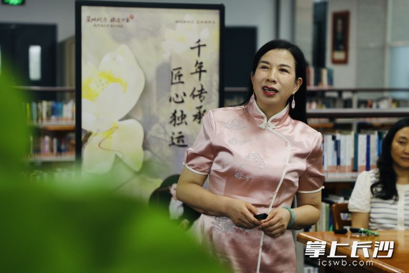 国家级非遗代表性传承人、中国工艺美术大师江再红。