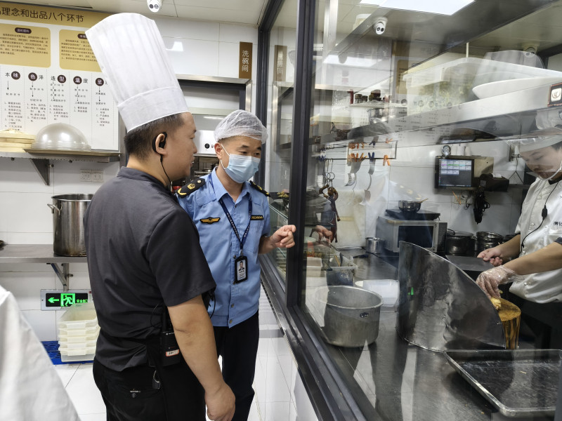 在徐记海鲜（君逸康年店）后厨开展食品安全检查。
