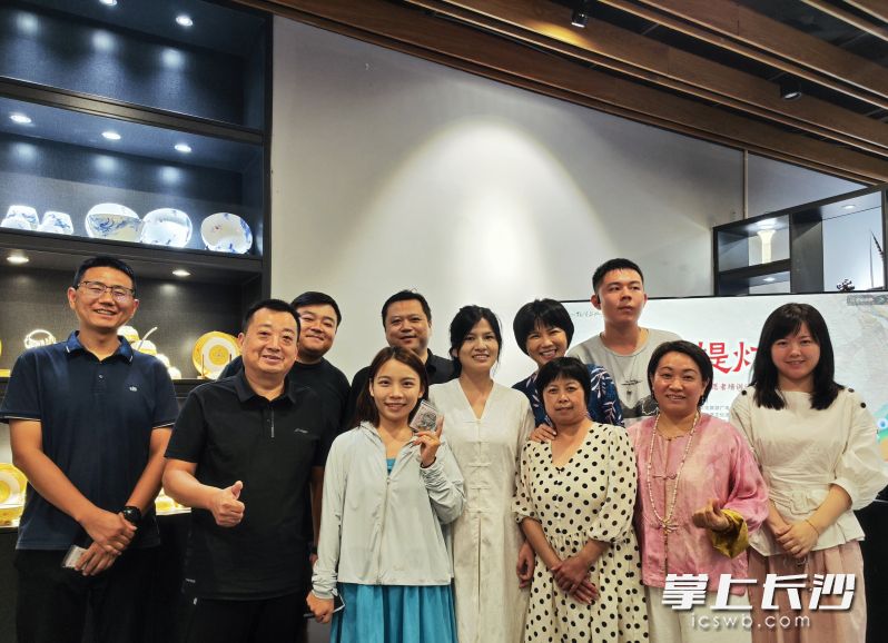 湖南民政职业技术学院教师参加非遗提灯人——“师韵流芳·香传桃李”传习活动。