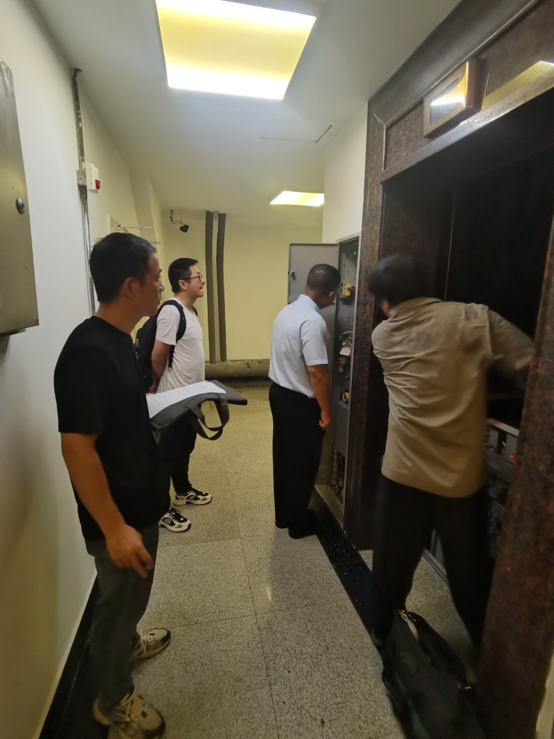 联合省特检院对贺龙体育馆内电梯开展安全排查。均为通讯员 肖盼 供图