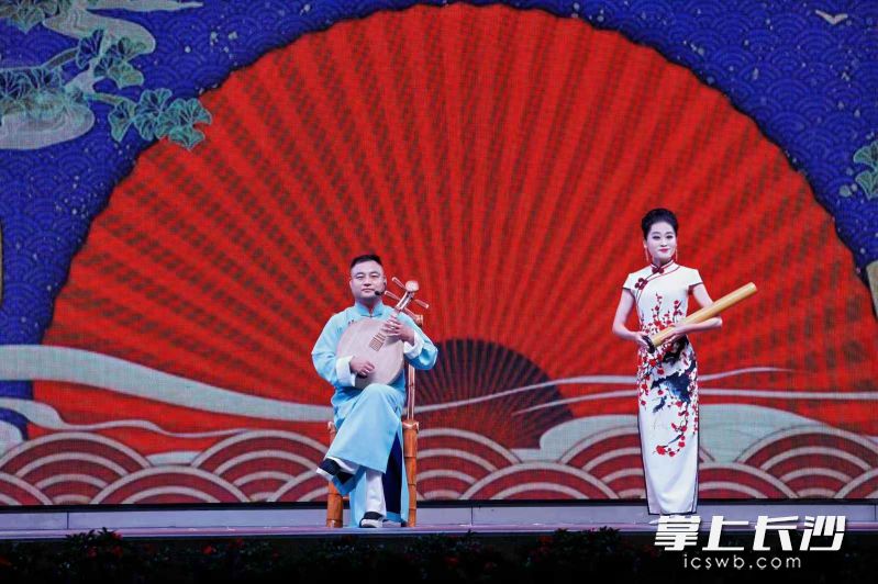 长沙弹词代表性传承人王志敏与长沙市花鼓戏保护传承中心青年演员文君已经有过多次跨界合作。长沙非遗馆供图