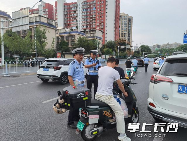 青园街道康园社区联合交警第九中队、青园派出所开展“戴帽工程”专项整治行动。  长沙晚报通讯员 彭超供图