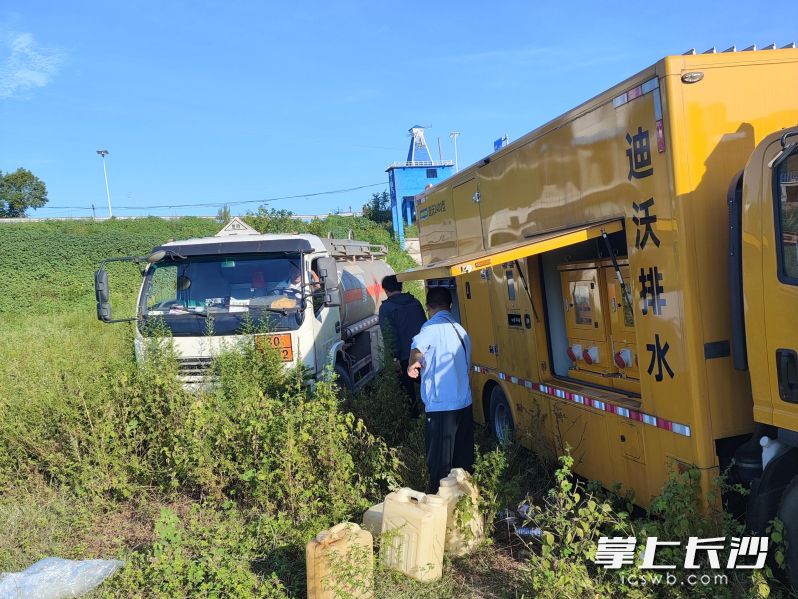 双江口镇调集应急排水设备,进行科学引水灌溉。 受访方供图 双江口镇调集应急排水设备,进行科学引水灌溉。 受访方供图