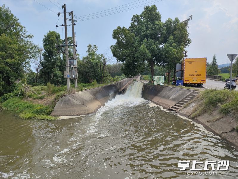 宁乡双江口镇新香社区袁家坝抗旱机埠在运作中。 受访单位供图 宁乡双江口镇新香社区袁家坝抗旱机埠在运作中。 受访单位供图