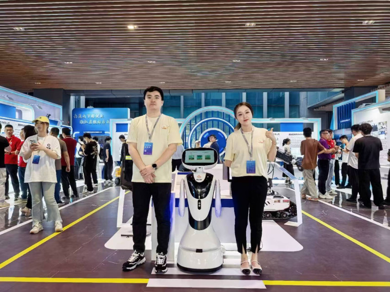 尖山灵析(长沙)ceo赵野和“汪多福”ai心理健康陪伴机器人（左为赵野）。受访者供图