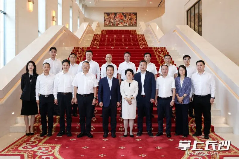 吴桂英在华为技术有限公司坂田基地考察交流。