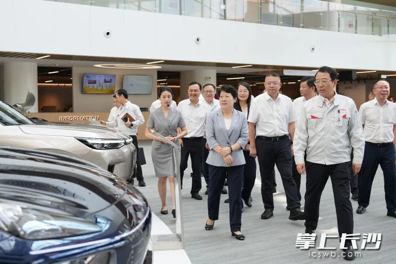 吴桂英在广汽集团番禺总部考察交流。 均为郭雨滴 摄